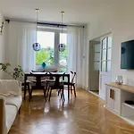 Chic In Vibrant Area - National Stadium - Saska Kepa Appartement *