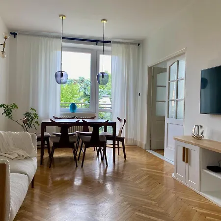 Chic In Vibrant Area - National Stadium - Saska Kepa Apartment *